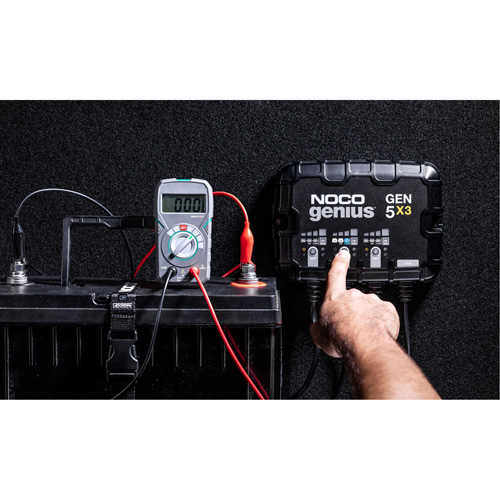 Chargeur de batterie embarqu&eacute; &agrave; 3 sorties de 15 amp&egrave;res Gen5X3 Genius Auto-Cam