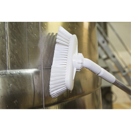 Brosse de lavage aliment&eacute;e en eau et &agrave; angle r&eacute;glable, Soies Doux, Longueur de 9-1/4", Vert Auto-Cam