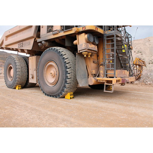 Cale de roue ultra-robuste pour l'exploitation mini&egrave;re Checkers Safety, PEHD, Jaune, 14-1/2" la x 17-1/2" p x 16" h Auto-Cam