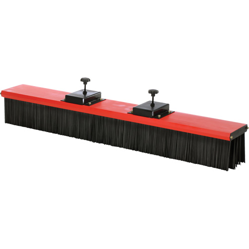 Balai-brosse mont&eacute; sur chariot &agrave; fourches Auto-Cam