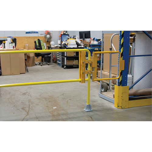 Safety Swing Gate, 21" H x 16" - 26" W Auto-Cam
