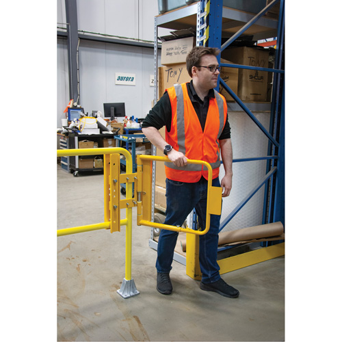 Safety Swing Gate, 21" H x 16" - 26" W Auto-Cam