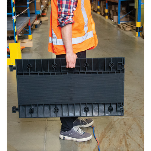 Protecteur de c&acirc;bles en polyur&eacute;thane, 5 canaux, 35,43" lo x 19,69" la x 2" h Auto-Cam