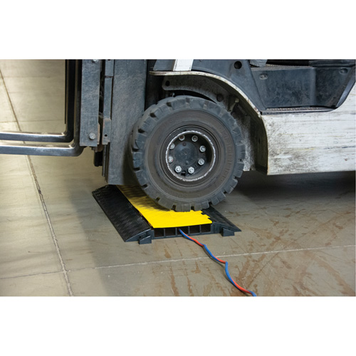 Protecteur de c&acirc;bles en polyur&eacute;thane, 5 canaux, 35,43" lo x 19,69" la x 2" h Auto-Cam