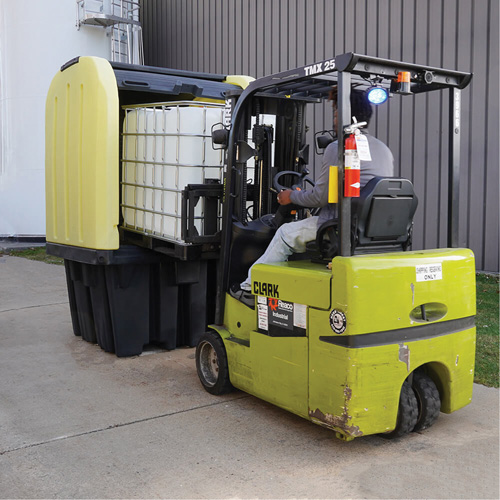 Palette anti-d&eacute;versement jaune &agrave; couvercle rigide roulant, 65" lo x 65" la x 101" h, Capacit&eacute; de charge 5000 lb Auto-Cam