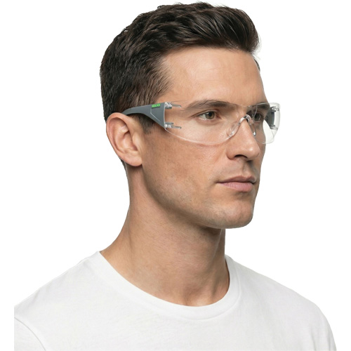 Lunettes de s&eacute;curit&eacute; gris/vert Adapt Lite, Lentille Transparent, Antibu&eacute;e/Anti-&eacute;gratignures, ANSI Z87+/R&eacute;pond ou surpasse la norme CSA Z94.3 Auto-Cam
