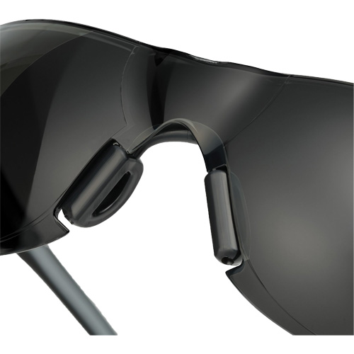 Lunettes de s&eacute;curit&eacute; Adapt Lite, Lentille Fum&eacute;e, Antibu&eacute;e/Anti-&eacute;gratignures, ANSI Z87+/R&eacute;pond ou surpasse la norme CSA Z94.3 Auto-Cam