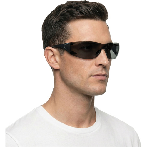 Lunettes de s&eacute;curit&eacute; Adapt Lite, Lentille Fum&eacute;e, Antibu&eacute;e/Anti-&eacute;gratignures, ANSI Z87+/R&eacute;pond ou surpasse la norme CSA Z94.3 Auto-Cam