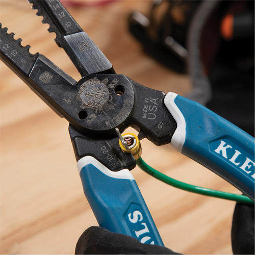 Outil polyvalent Klein-Kurve pour d&eacute;nuder, couper et sertir les fils, 8-1/4" lo, 8 - 20 AWG Auto-Cam