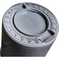 Contenant gris Titan pour d&eacute;chets, Plastique, 20 gal. US Auto-Cam