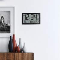 Horloge murale géante étroite à réglage automatique, Numérique, À piles, Blanc OR503 | Auto-Cam