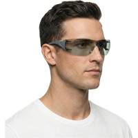 Lunettes de s&eacute;curit&eacute; Adapt Lite, Lentille Int&eacute;rieur/ext&eacute;rieur, Antibu&eacute;e/Anti-&eacute;gratignures, ANSI Z87+/R&eacute;pond ou surpasse la norme CSA Z94.3 Auto-Cam