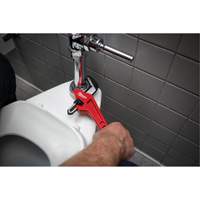 Cl&eacute; &agrave; tuyau hexagonale coud&eacute;e en acier, Cap des m&acirc;choires 2-5/8", Longueur 10-1/2", Fini Rev&ecirc;tement en poudre, Prise Ergonomique Auto-Cam