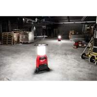 Lampe de chantier M18 Radius et chargeur avec One-Key, DEL, 4800/9000/2500 lumens, Boîtier en Plastique Auto-Cam