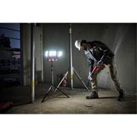 Lampe de travail &agrave; DEL professionnelle &agrave; panneaux pliants lumens sans fil 18V sur tr&eacute;pied, DEL, 3600 lumens Auto-Cam